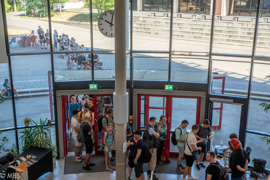 Eine lange Schlange bildet sich am Einlass, um ein Ticket für die HügelCon 2026 zu kaufen